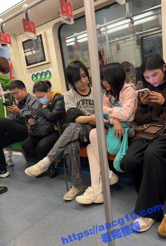 上海地铁7号线惊现刺激一幕 小情侣大胆抠逼 白裙眼镜妹娇喘连连 旁人竟毫无察觉-51吃瓜网