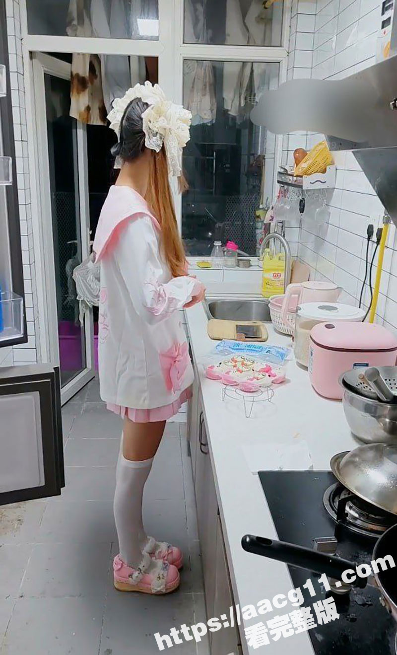 妹妹穿着洛丽塔在厨房做菜 发现里面竟然没有穿内裤 二话不说掏出鸡巴就是干 直到妹妹高潮失神才停下来... - 51吃瓜网-51吃瓜网