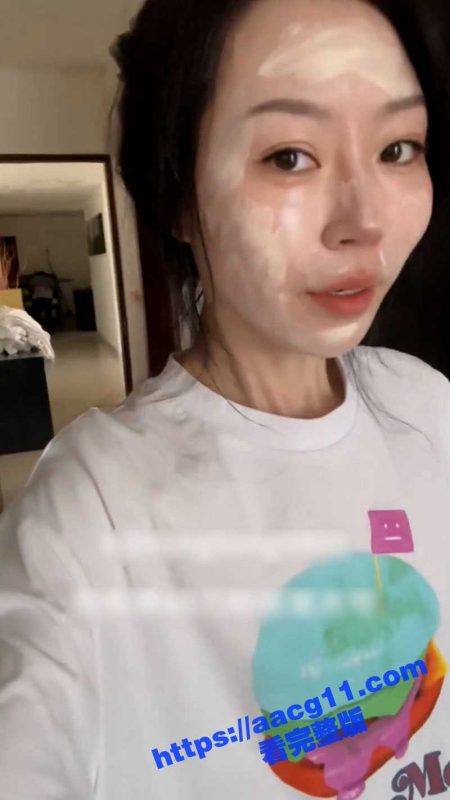 推特骚母狗彤彤乖出国了也不消停 对着客房男服务员脱衣露奶直播 直言自己是贱逼骚逼-51吃瓜网