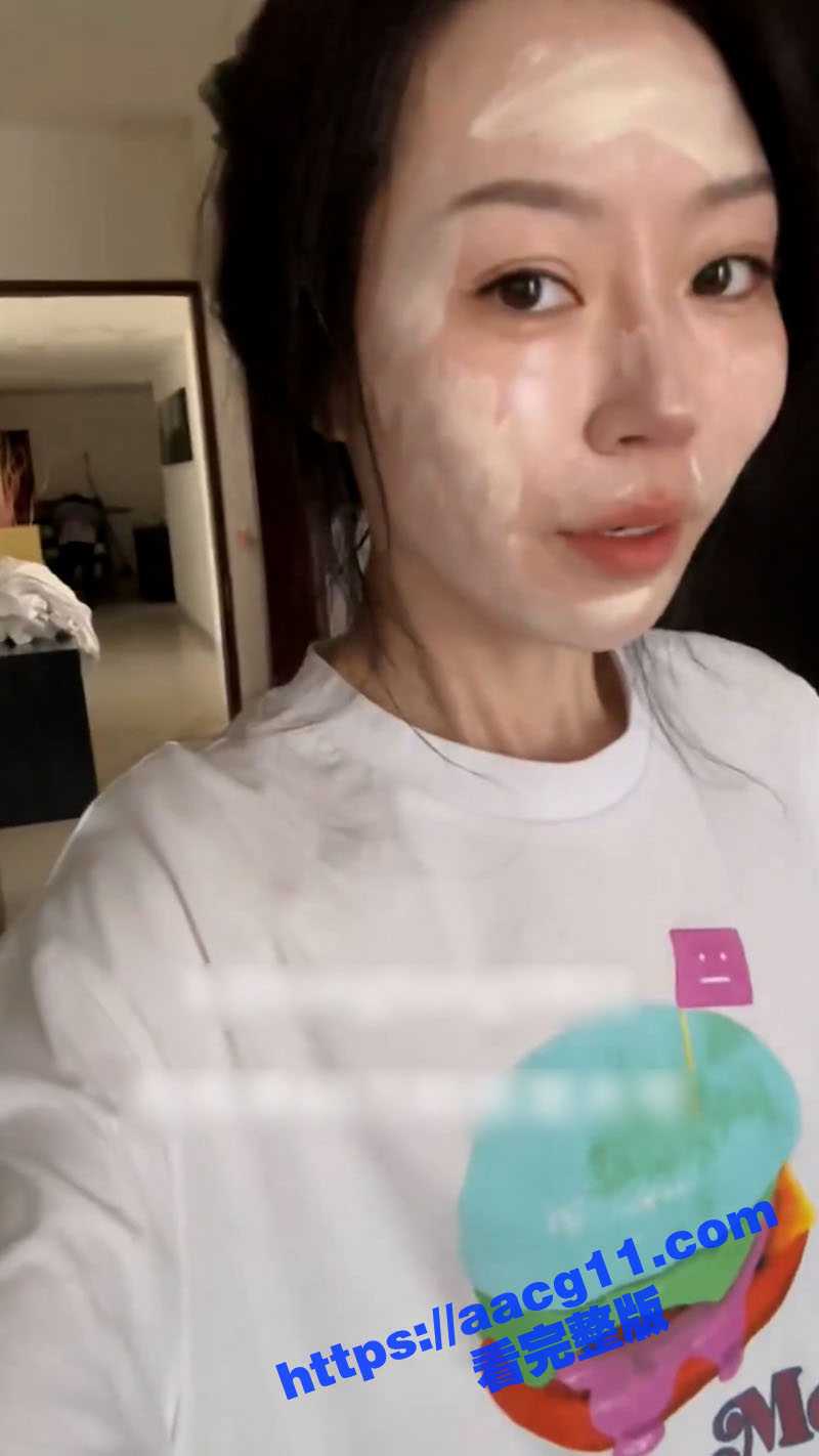 推特骚母狗彤彤乖出国了也不消停 对着客房男服务员脱衣露奶直播 直言自己是贱逼骚逼 - 51吃瓜网-51吃瓜网