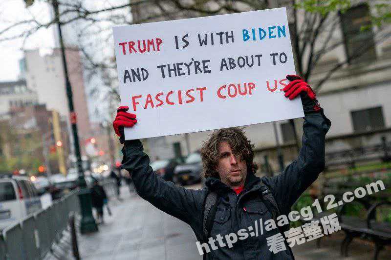 美国又发自焚事件 特朗普抗议者阿扎雷洛 在法庭外公园 汽油浇身自焚 被扑灭后当晚死在医院里-51吃瓜网