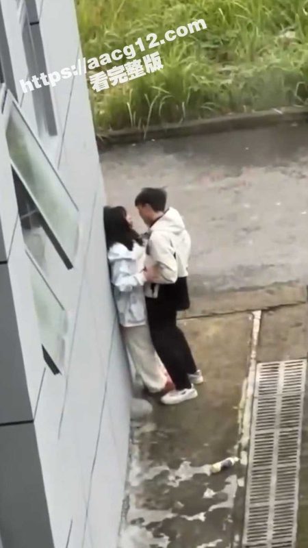 盐城中学小情侣教学楼后激吻  男同学一头埋进女生怀里吸奶 对面楼偷拍的同学羡慕死了-51吃瓜网