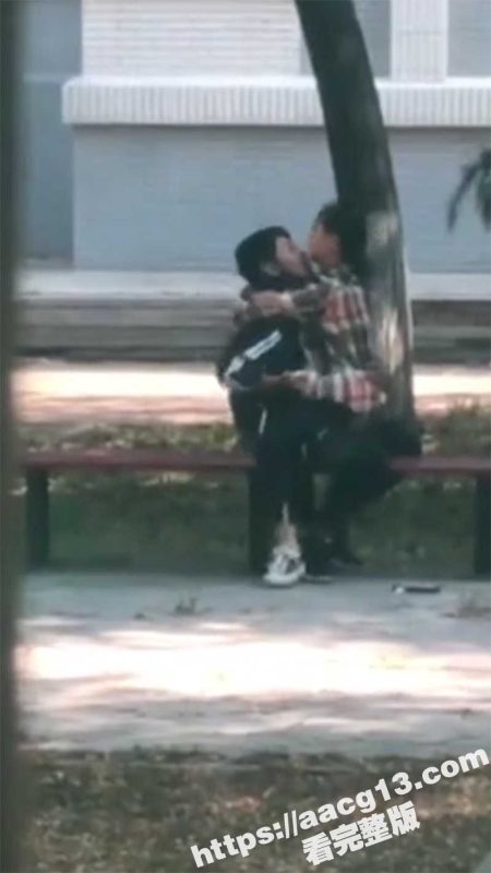 山东财经大学情侣 宿舍大院户外做爱 长椅缠绵冲破欲望 被躲在宿舍的同学围观 录下15分钟全过程并曝光-51吃瓜网