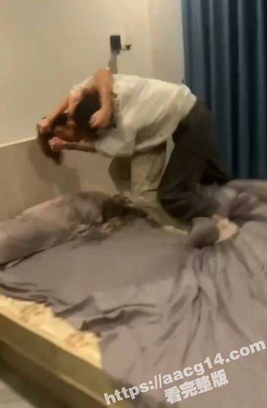 广州潮州一精神小妹当众出轨被曝光 原配捉奸在床 奈何打不过情夫被当场反杀！-51吃瓜网