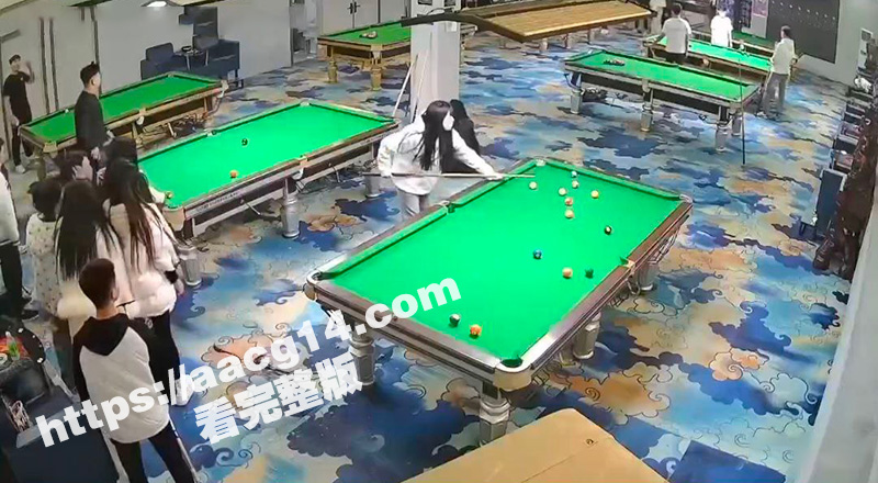 台球厅精神小妹上演激情刀战  不讲武德二打一  把黑衣妹都砍懵了  现场完整版视频及后续曝光  血腥慎入！-51吃瓜网