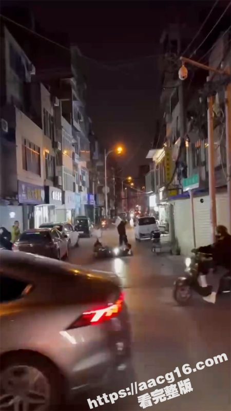 广西柳州鸡婆砍人 一学生挑逗骚鸡 结果被人当街砍杀 警方很快到达现场 目前嫌疑人已被控制-51吃瓜网