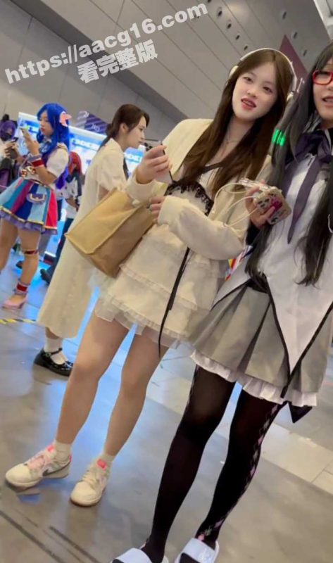 抄底大师惊现漫展艺术节 学生妹穿JK裙竟不穿内裤肆意逛展  白虎小肥鲍展露无遗 这样逛街胆子很大啊-51吃瓜网