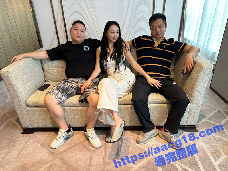 真实3p长腿翘臀空姐 极品身材性感女神 酒店约啪两位大哥 黑丝美腿随便玩 前后夹击超诱人-51吃瓜网