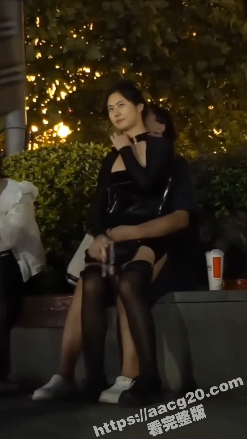 大神抄底偷拍 大胆小情侣街头露出 无内黑丝包臀裙 翘臀嫩穴清晰可见 这小母狗是真够骚的啊 - 51吃瓜网-51吃瓜网