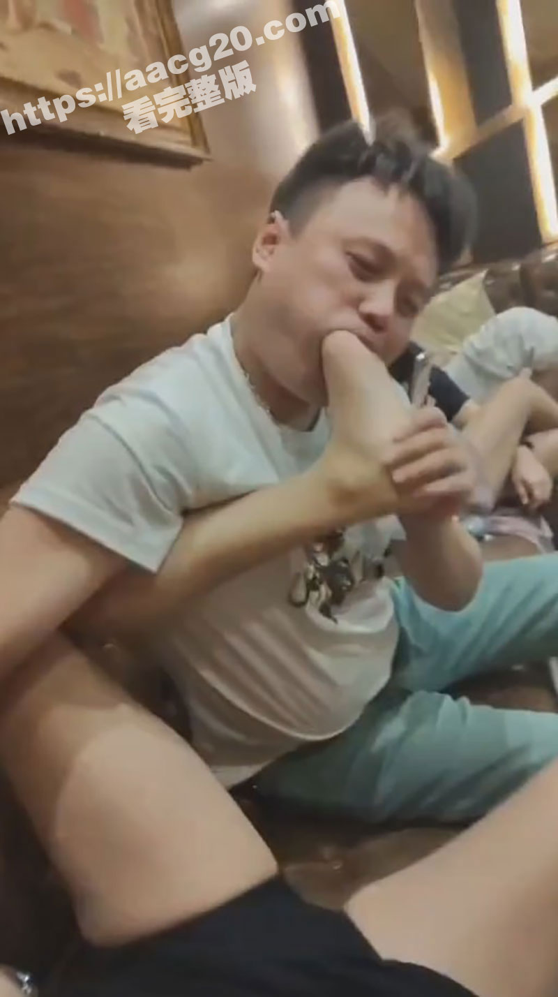 世间之大无期不有 男子上KTV点坐台小妹 啥也不干就抱着玉足疯狂舔一顿啃 看样子是真的饿了! - 51吃瓜网-51吃瓜网