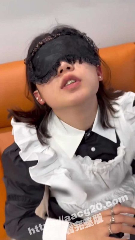 反差婊大学生背着男友给金主当母狗  穿女仆装趴在沙发上被后入操干看着贼爽 口活吞精视频流出-51吃瓜网