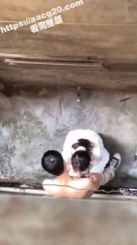 小情侣大白天找刺激 在楼道拐角处野战深喉 被楼上居民拍摄 这要是叫一声怕是直接吓阳痿吧-51吃瓜网