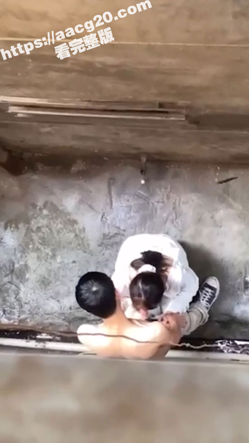 小情侣大白天找刺激 在楼道拐角处野战深喉 被楼上居民拍摄 这要是叫一声怕是直接吓阳痿吧 - 51吃瓜网-51吃瓜网