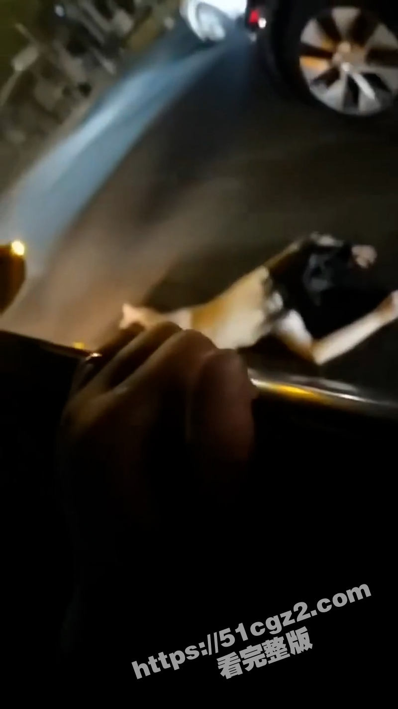 小情侣街上吵架女子一言不合便脱衣服裸奔 裸体躺在马路中间装死 这样爱裸奔的毛病都是谁惯的 - 51吃瓜网-51吃瓜网