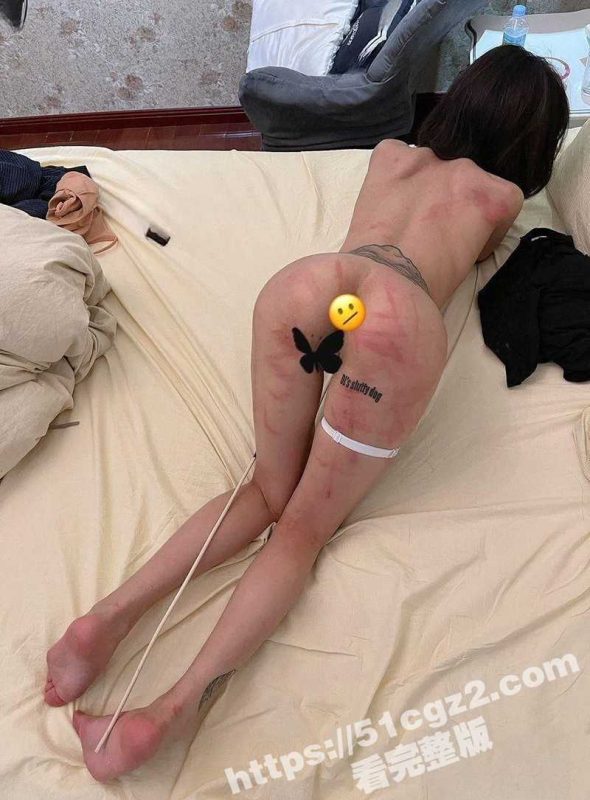 高颜值女神暴露反差母狗本质  做爱时爱舔脚 善玩户外露出低贱爬行 妥妥的重口调教爱好者-51吃瓜网