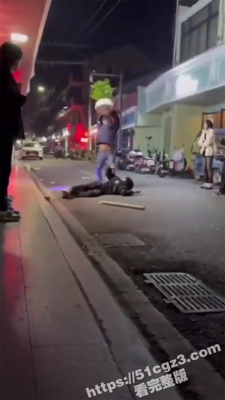 浙江省温州花盆砸人 文成县大学镇二新街 青年用陶瓷花盆 猛砸另一青年头部 多次脚踢意图杀人-51吃瓜网