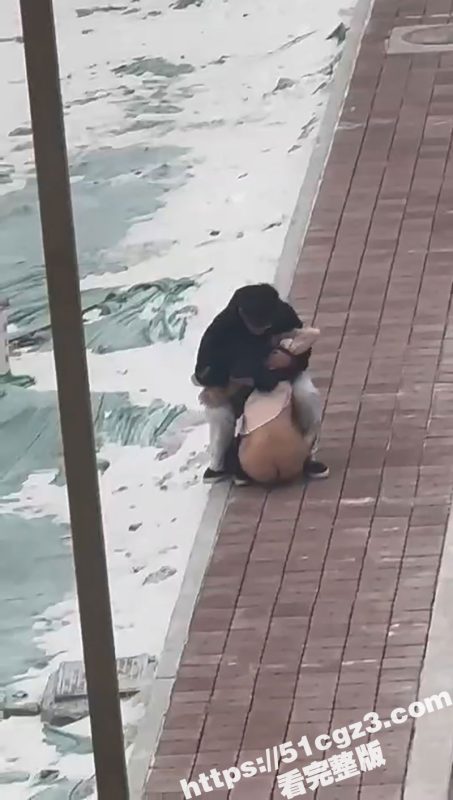 东北某学校大冬天雪地惊现裸女 和男友闹脾气一言不合就脱光！妹子你这思维有点惊奇呢-51吃瓜网