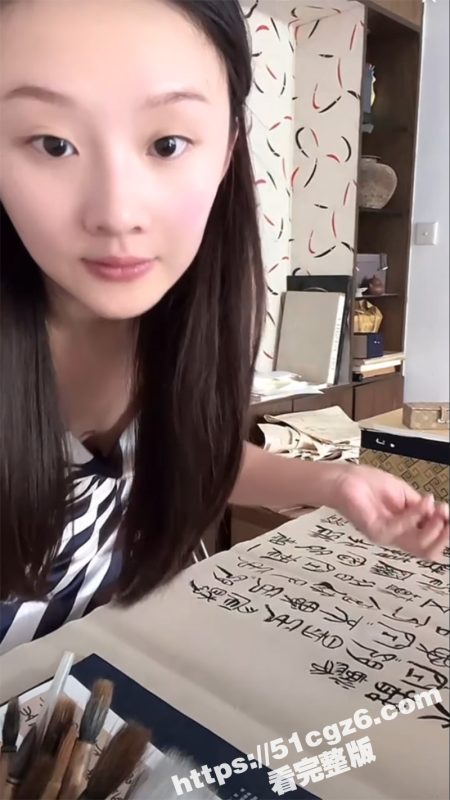 抖音书法主播 直播露点写毛笔字 故意穿低胸装 奶头都露出来了 现在这直播业 不擦边都活不下去了-51吃瓜网