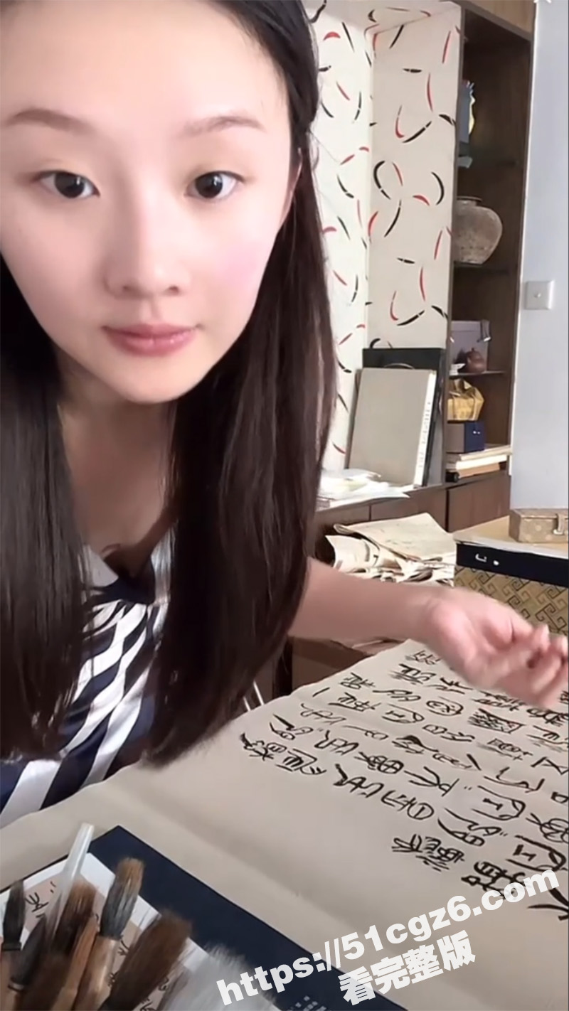 抖音书法主播 直播露点写毛笔字 故意穿低胸装 奶头都露出来了 现在这直播业 不擦边都活不下去了 - 51吃瓜网-51吃瓜网