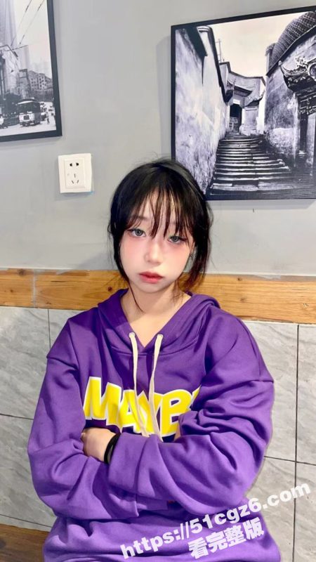 四川颜值嫩妹李志君 04后长腿精神小妹 为了烟钱下海 向金主展现裸体 稚嫩的身材太诱人了-51吃瓜网