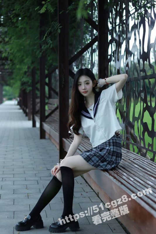 高颜值御姐女王同时调教两个男奴 皮鞭抽脸辱骂践踏 命令公狗爬过来舔脚！-51吃瓜网