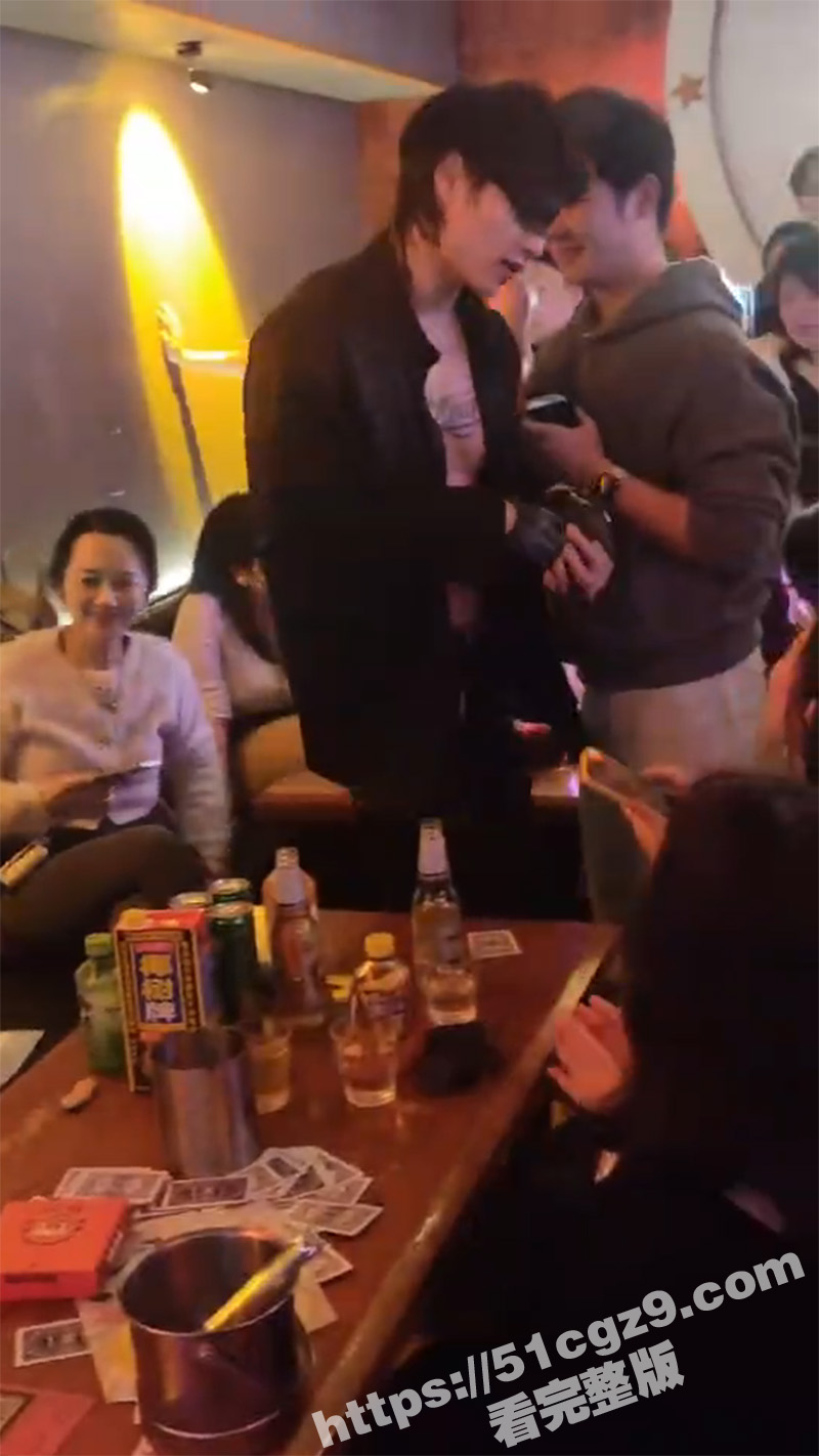 商K男模激情热舞 八块腹肌诱惑的富婆笑不拢嘴 姐姐的快乐 你想象不到 - 51吃瓜网-51吃瓜网