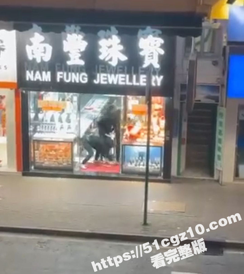 香港发生重大抢劫案 4名男子蒙面持刀及铁锤 闯入上水新丰路南豐珠寶抢劫在大埔失事弃车逃离 现场视频流出！ - 51吃瓜网-51吃瓜网