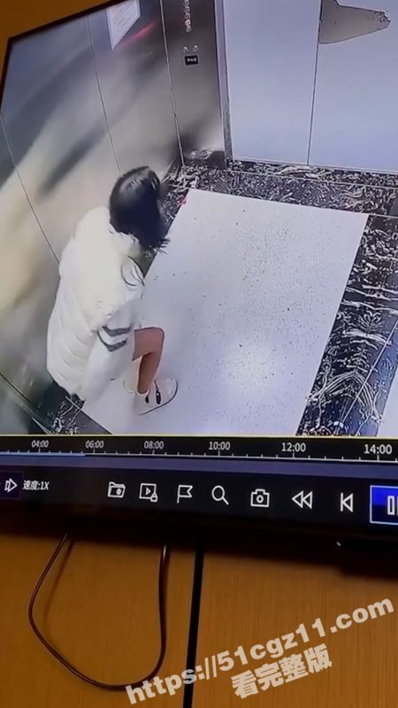 佛山小仙女电梯内随意小便 户外暴露没底线门一关脱了裤子就是尿 电梯监控视频曝光-51吃瓜网