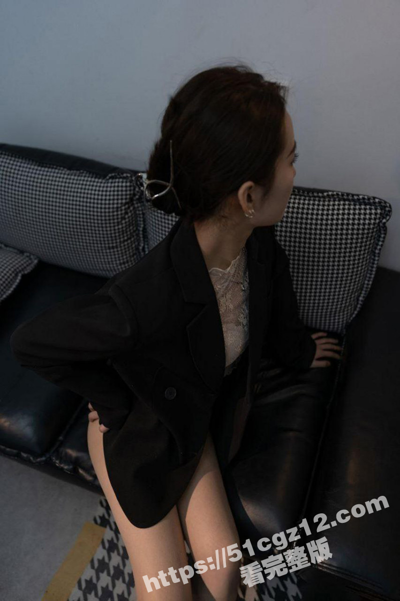 极品反差尤物 佳瑜 写真集 肉丝OL的都市丽人在沙发上搔首弄姿 粉嫩小穴淫水浸湿骚内！ - 51吃瓜网-51吃瓜网