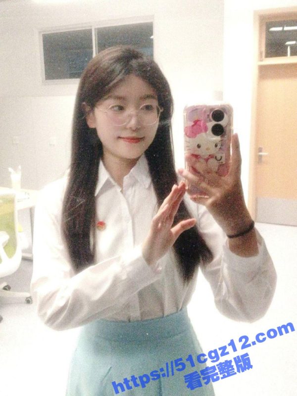 武汉眼镜小学妹 清纯外表下一副淫荡的肉体 一碰就淫水四溢 被操到站都站不起来 跪地上疯狂颤抖！-51吃瓜网