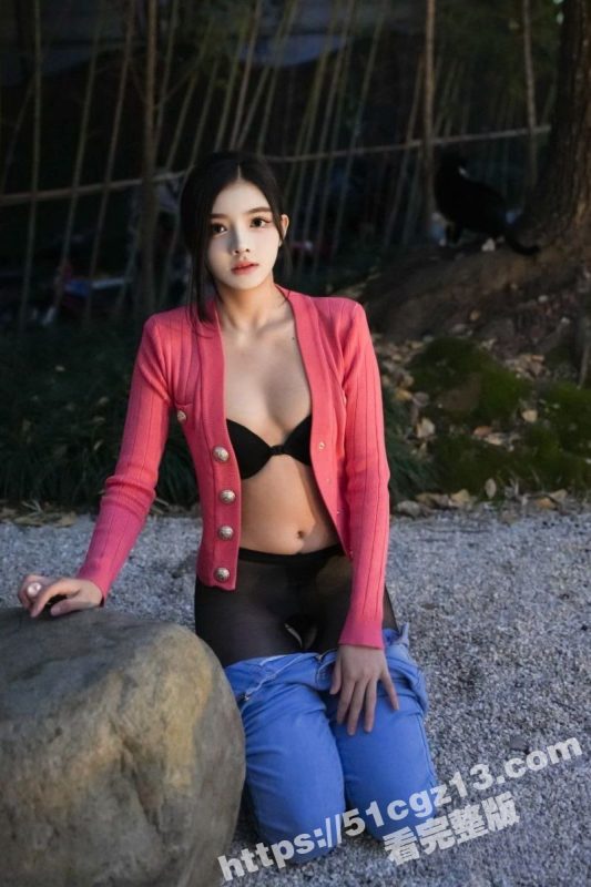 超高颜值嫩模 龙雪儿 给金主福利自拍泄露 紫色透明情趣装诱惑榨精 掰开粉嫩精致骚穴完美拿捏金主！-51吃瓜网