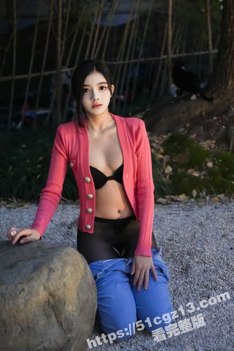 超高颜值嫩模 龙雪儿 给金主福利自拍泄露 紫色透明情趣装诱惑榨精 掰开粉嫩精致骚穴完美拿捏金主！ - 51吃瓜网-51吃瓜网