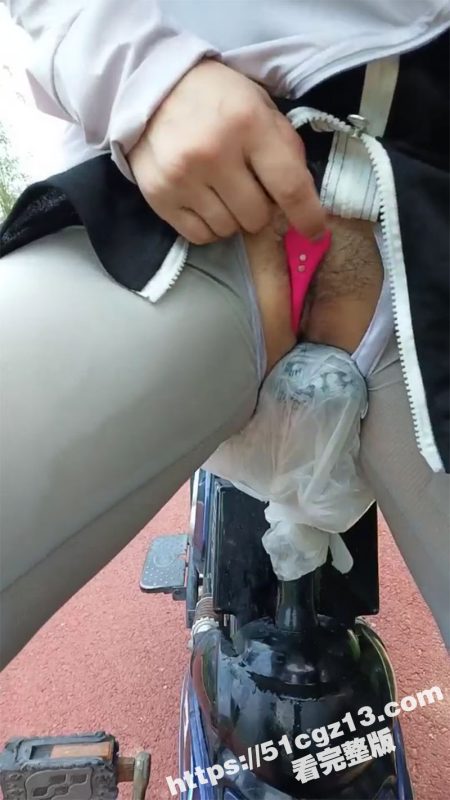 骚货户外女主播 穿开裆健身裤 塞遥控跳蛋 骑电瓶车户外直播 只要刷礼物就能控制跳蛋 这么玩是真刺激啊-51吃瓜网