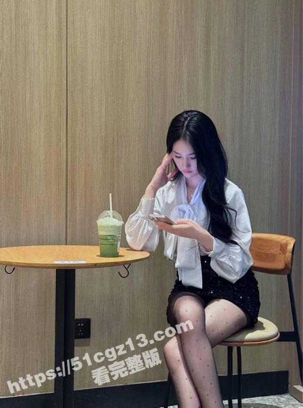 女仆餐厅认识的大一学生妹 刘婉婷 穿JK制服白丝约会被拿下 无套后入猛干后射在奶子上！-51吃瓜网