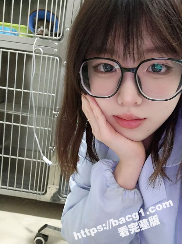 超可爱大奶眼镜娘 兽医专业学生妹 刚到店里实习 就被店长拿下 背着男友酒店约啪 跪地口交各种调教-51吃瓜网
