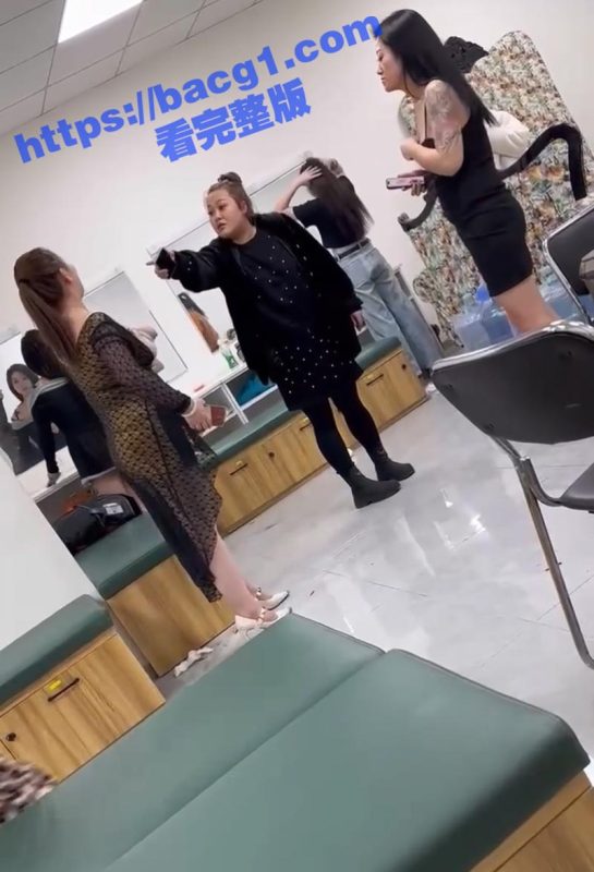 东北沈阳某KTV化妆休息房 两坐台女上演激情骂战 两姐姐互相撕扯大奶意外露出  饱满双峰剧烈摇晃 太刺激了-51吃瓜网