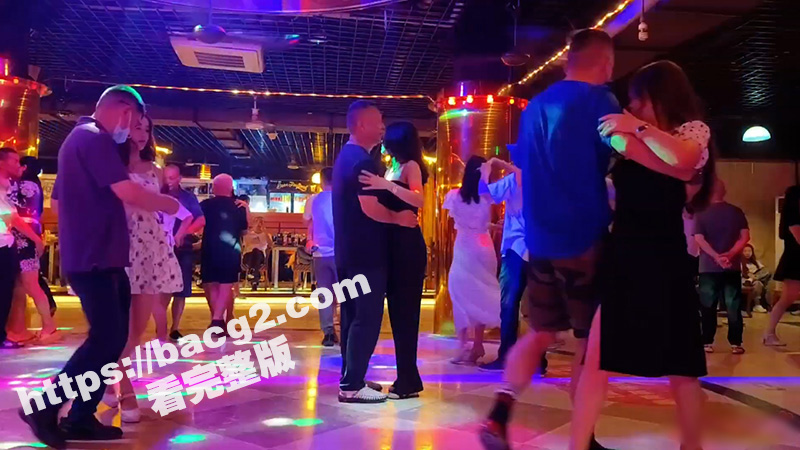 瓜友投稿 莎莎舞厅现场实拍 小姐姐超短裙随便摸 跳累了还可以按摩小鸟！-51吃瓜网