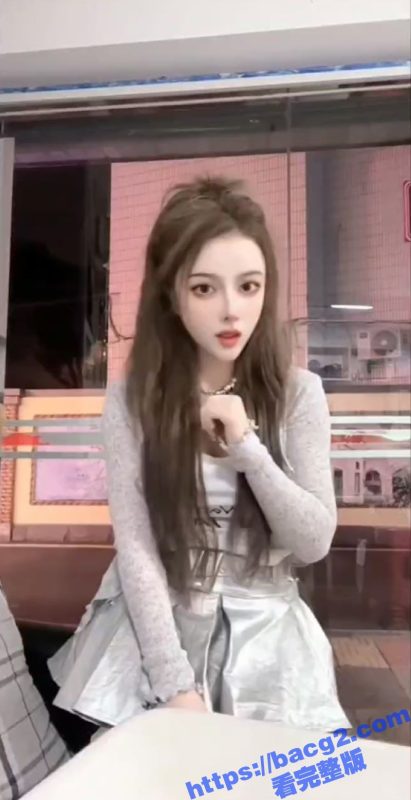 漫展厕所偷拍超高颜美女网红上尿尿  最炸裂的是出来后还怼脸拍摄搭讪加微信！-51吃瓜网