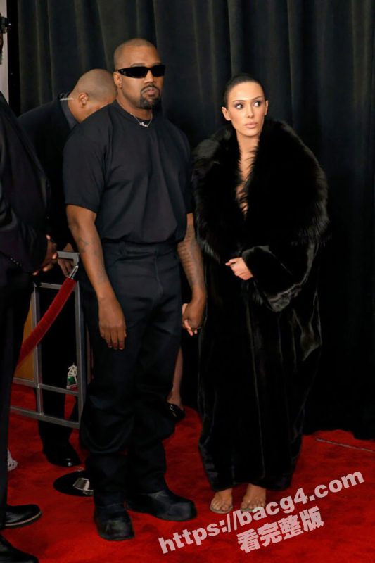 侃爷娇妻真空亮相格莱美红毯 公然上演户外露出  全场惊呆！这尺度 连镜头都不敢眨眼 🔥🔥🔥-51吃瓜网