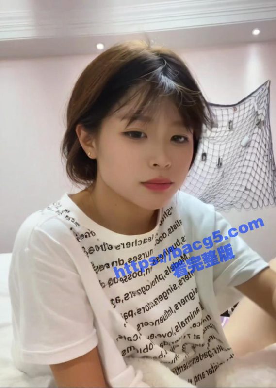 清纯短发大学生 金主定制大尺度舔足私拍流出 大奶长腿玉足白嫩 乖巧舔脚淫荡至极-51吃瓜网