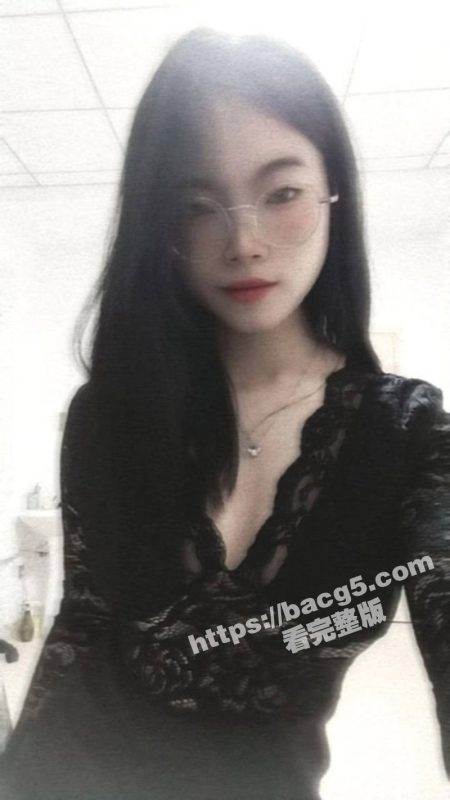 反差眼镜妹吃鸡啪啪 翘臀白皙鲍鱼粉嫩 大白天在户外激情野战后入！-51吃瓜网