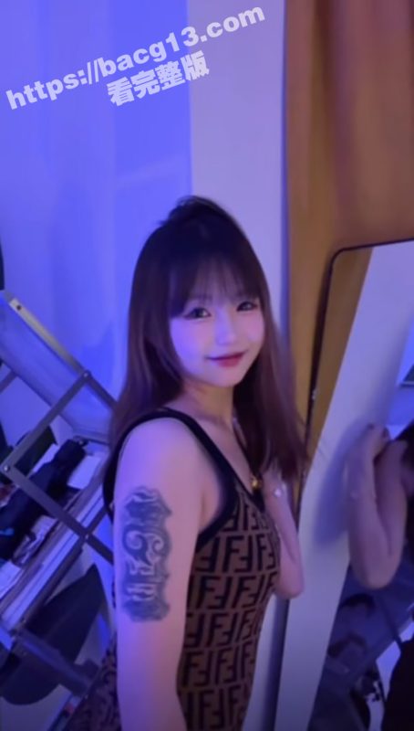 抖音萝莉系网红 国产小侃 私下竟然在腾讯会议室裸聊 胳膊上纹身实锤本人！-51吃瓜网