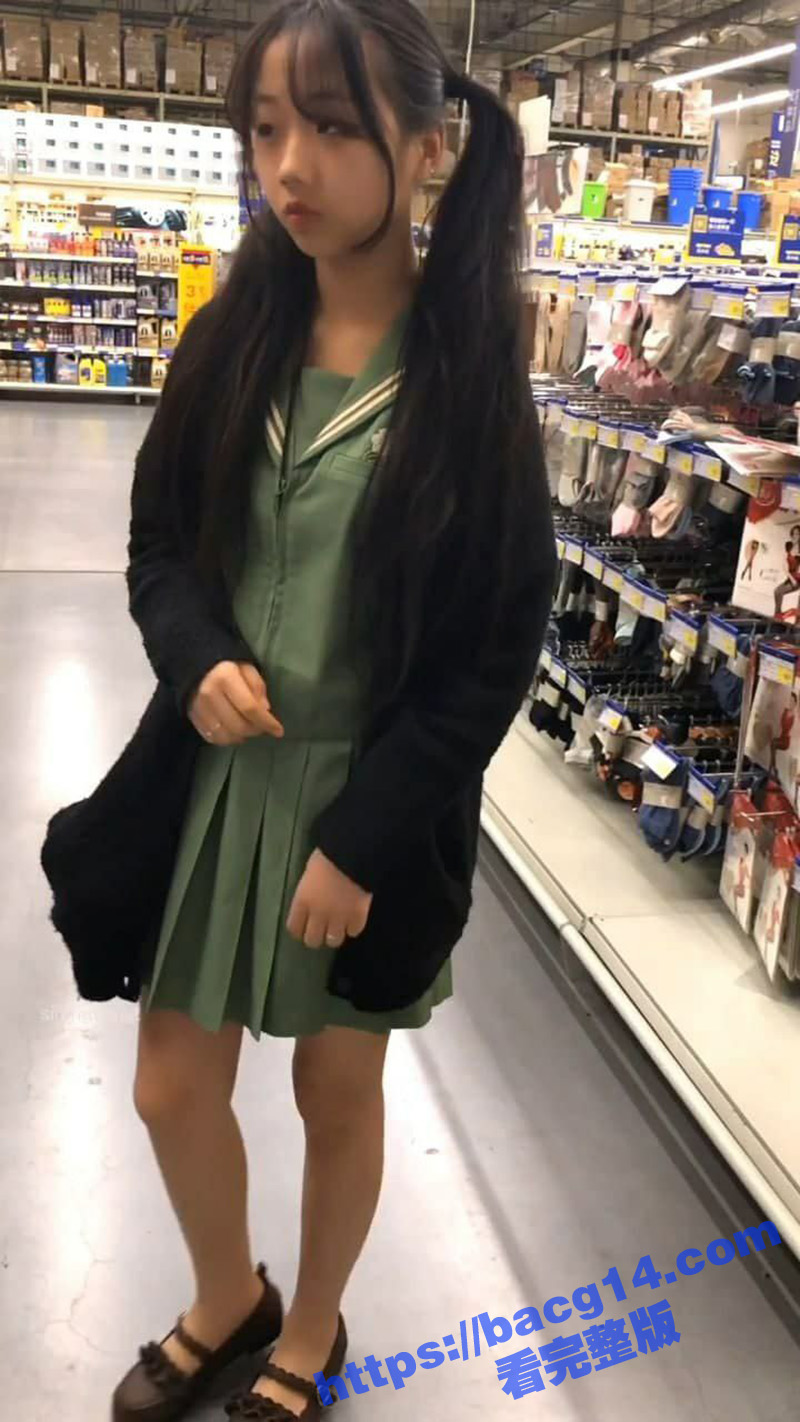 萝莉少女 浆果儿 在超市脱掉内衣 故意当着路人露奶摸胸 青涩笑容让人心生怜爱 - 51吃瓜网-51吃瓜网