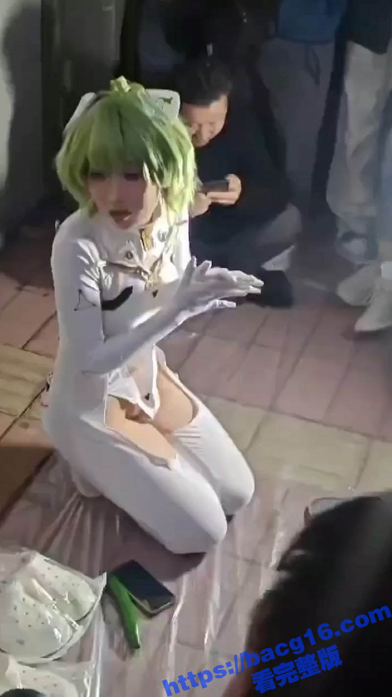国内CP漫展外部惊现福利姬！张开双腿逼毛清晰可见 众多摄影师争相蹭拍 现场生图流出！ - 51吃瓜网-51吃瓜网