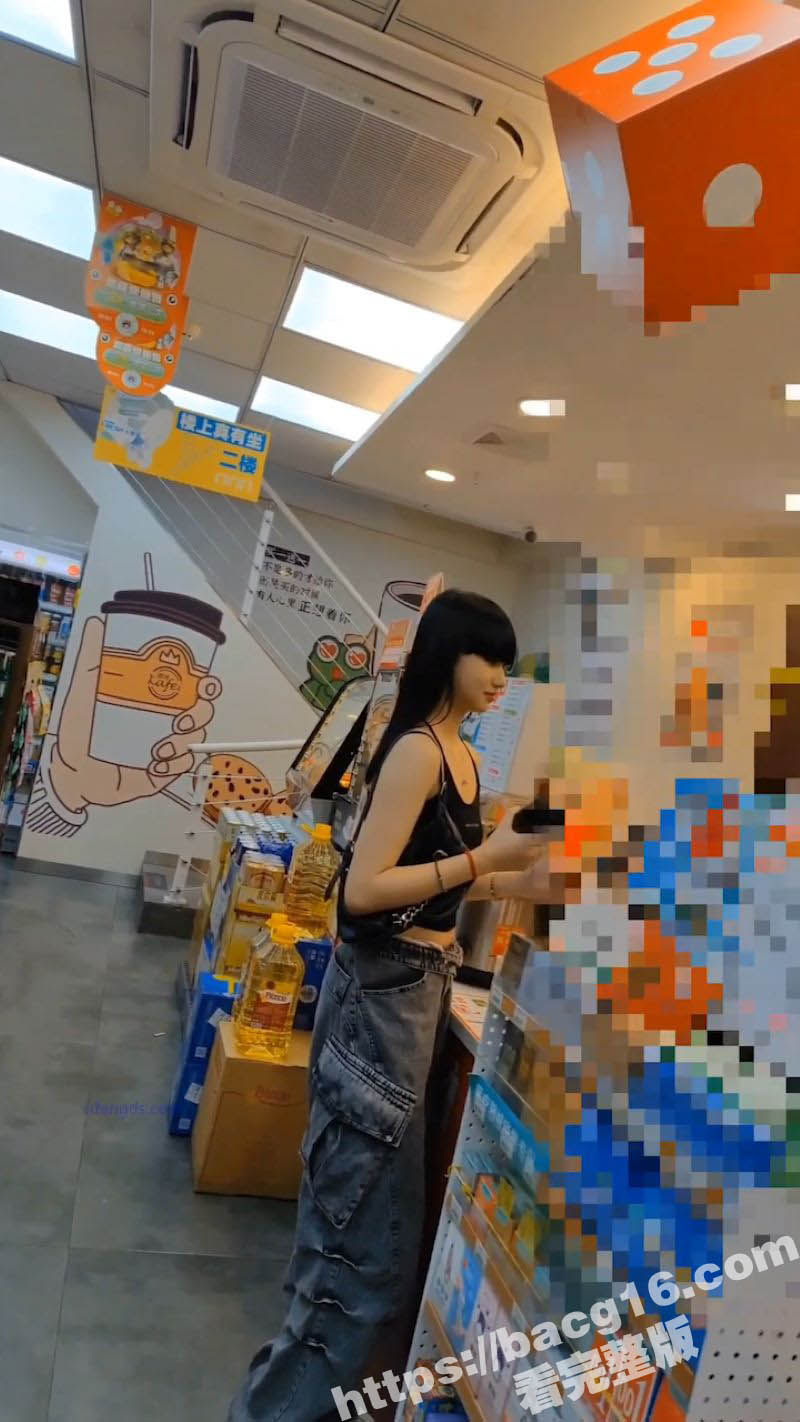 高质量厕所偷拍美女放尿！每一个都颜值超高 甚至还用灯光照射偷拍 这胆是真大啊！ - 51吃瓜网-51吃瓜网