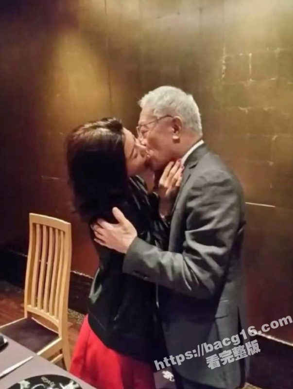 真实父女乱伦！台湾富商 曹兴诚 酒店爆操干女儿 单中华 情趣电动圆床啪啪干女儿视频流出！-51吃瓜网