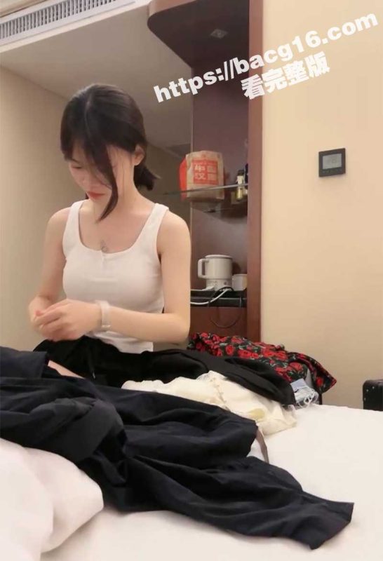 清纯眼镜学生妹与大奶闺蜜酒店直播大秀 揉胸掰穴粉嫩骚逼被跳蛋黄瓜轮番抽插-51吃瓜网