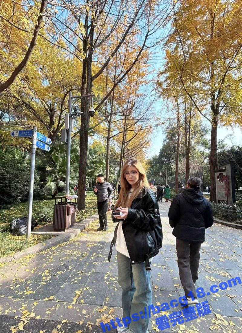 四川美术学院学生妹 王缇 裸聊视频曝光 巨乳肥臀的眼镜婊 揉胸诱惑金主爸爸! - 51吃瓜网-51吃瓜网