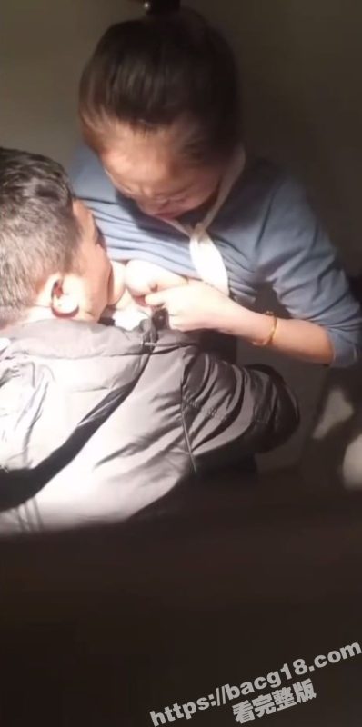 河南郑州万达广场柜姐 不雅视频流出 和男友厕所激情爱抚 对着巨乳一顿猛啃 爽的欲仙欲死！-51吃瓜网