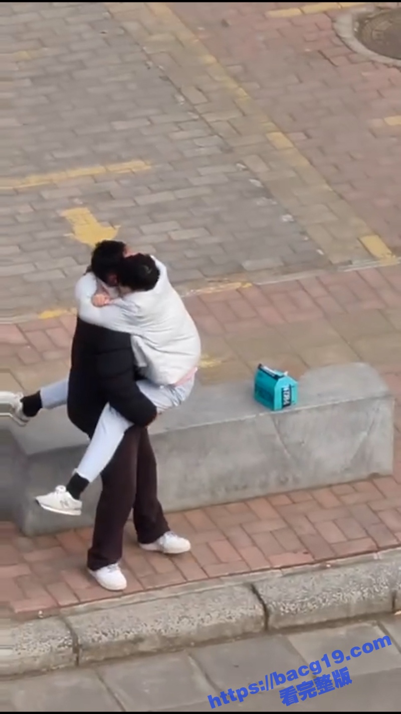 河南交通大学基佬热瓜 大白天就在学校操场激吻 还抱着转圈圈！ - 51吃瓜网-51吃瓜网